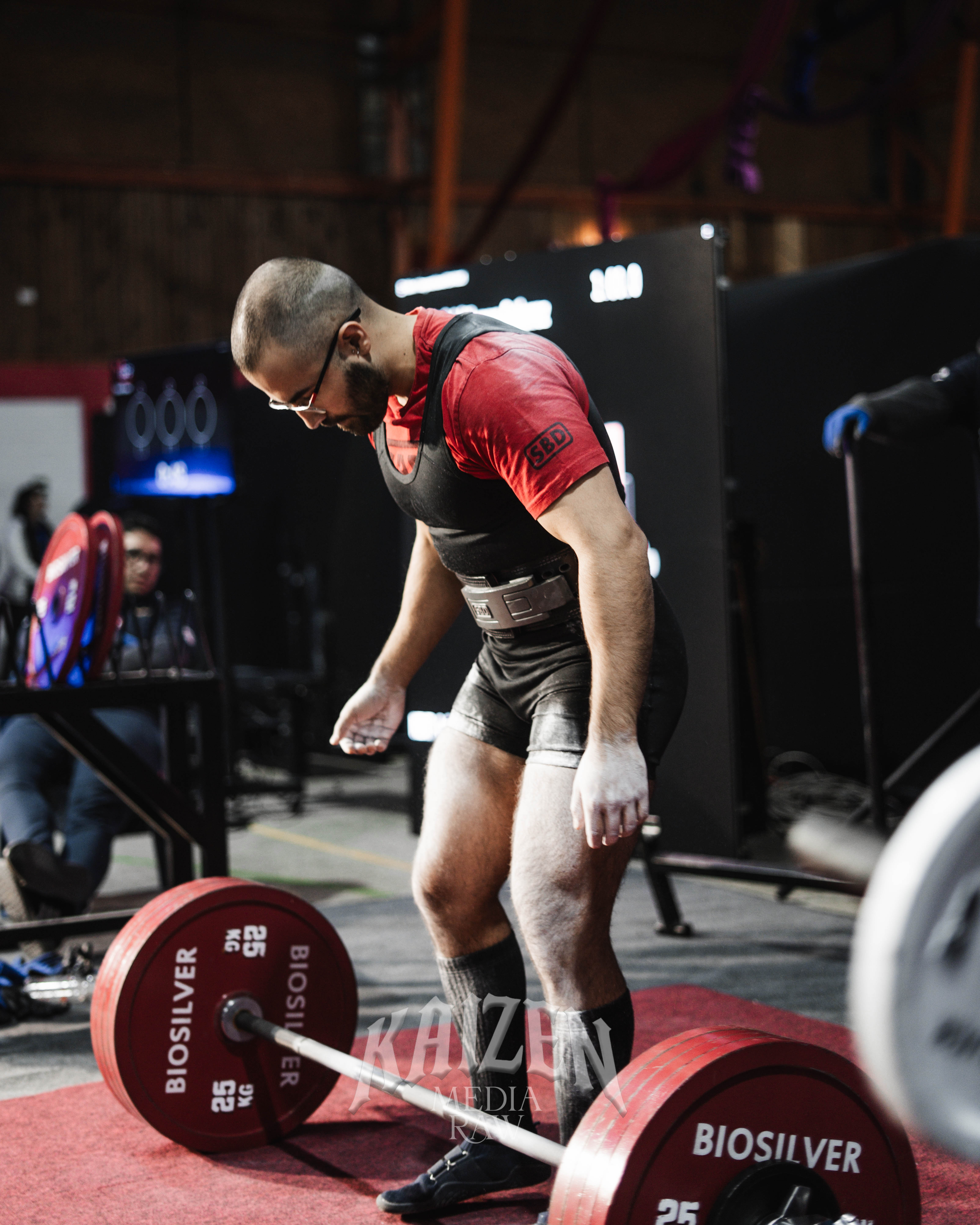 Hombre con peinado de copete mirando de perfil
